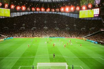 2026美加墨世界杯转播权谈判僵持，央视与FIFA报价差距显著（配图示意）